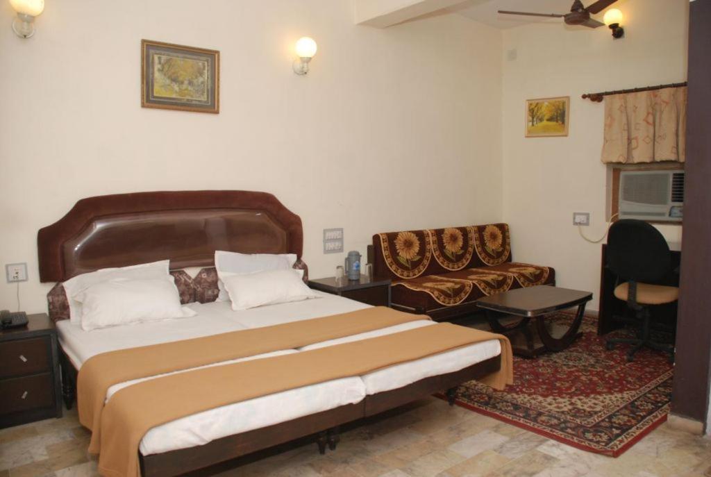 Royal Hotel Ahmedabad Eksteriør billede